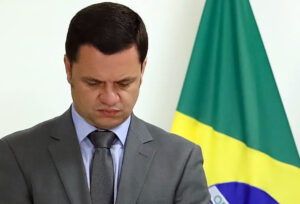 Eduardo Bolsonaro diz que Anderson Torres tentou suicídio na prisão