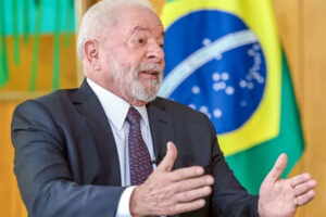 “Se tem uma profissão honesta, é a do político”, diz Lula