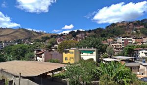Mulher atinge outra com facão