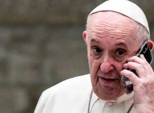 Papa Francisco interrompe missa pra atender celular e deixa as pessoas esperando por vários minutos