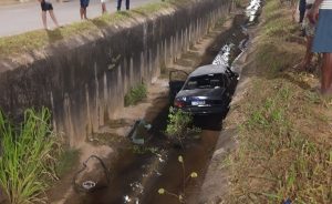 Carro cai dentro de galeria em Ipatinga