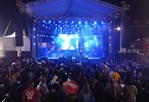 Evangélicos lotam Praça do Coreto na primeira noite da Expo Inox, em Timóteo