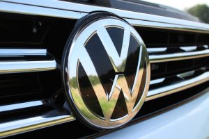 Volkswagen interrompe produção em suas fábricas de carros