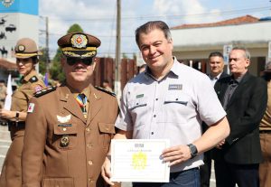 Diretor da Usiminas é homenageado pela Polícia Militar