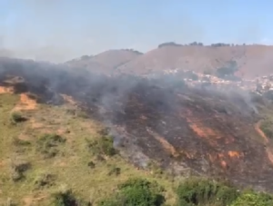 Incêndio atinge área de pastagem em Coronel Fabriciano e é controlada pelo Corpo de Bombeiros