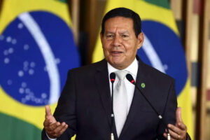 Mourão provoca nas redes sociais: “Fez o ‘L’, agora aguenta o desastre”