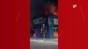 Incêndio destrói estabelecimentos comerciais em Itaobim; vídeo