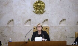 Rosa Weber defende atuação do STF durante julgamento de réus do 8/1  