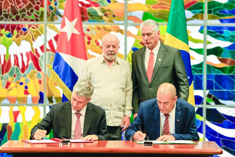 16.09.2023 - Assinaturas de Atos - Presidente da República, Luiz Inácio Lula da Silva - Presidente da República de Cuba, Miguel Díaz-Canel, e o ministro do desenvolvimento agrário,  Paulo Teixeira (e) - Palácio da Revolução - Havana - Cuba Fotos