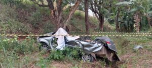 Carro cai em ribanceira na BR-474 e deixa dois mortos em Aimorés