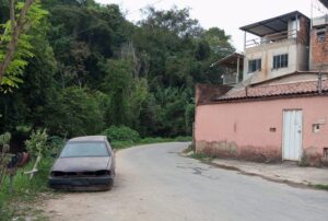 Carros abandonados em Timóteo causam transtornos e riscos para a população