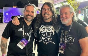 Dave Grohl encontra ídolos do Sepultura em backstage do The Town