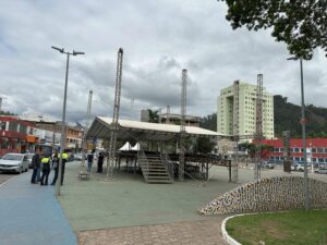 Estrutura para o desfile de 7 de Setembro começa a ser montada em Timóteo