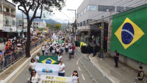 Milhares de pessoas prestigiam desfile de 7 de setembro em Coronel Fabriciano