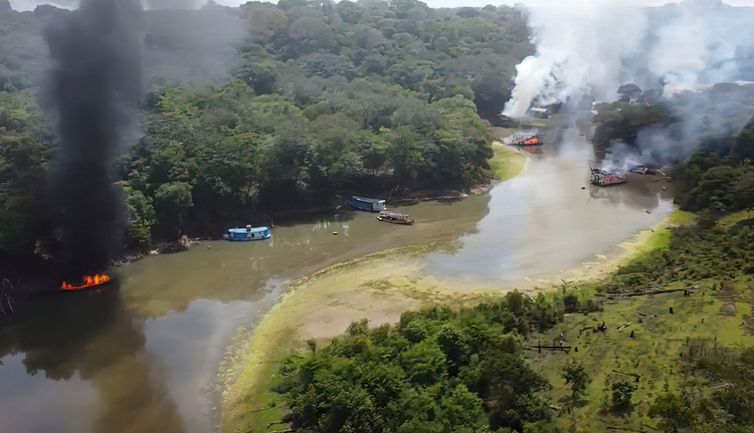 03/09/2023 - PF inutiliza 302 balsas de garimpo ilegal em operação no Amazonas. Foto: Polícia Federal/Divulgação