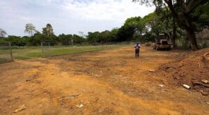 Prefeitura promove limpeza no campo do Universo, bairro Jardim Panorama