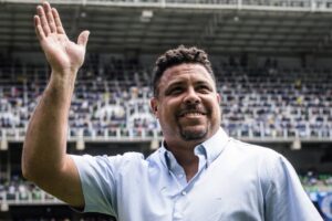 Ronaldo garante quase todos os jogadores do Cruzeiro para 2024 e deixa 4 nomes para trás