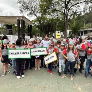 Semana Nacional do Trânsito é lembrada com passeata estudantil em Timóteo