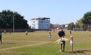 Timóteo reuniu pais e filhos para o Festival de Pipas no campo do Olaria