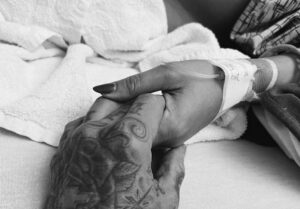 Travis Barker e Kourtney Kardashian de mãos dadas no hospital