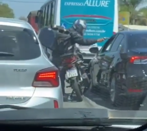 VÍDEO: Assalto na Cristiano Machado em BH. Ladrão atira mais a arma falha