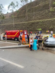 Carro bate em poste no ‘Morro da Usipa’ e duas pessoas ficam feridas