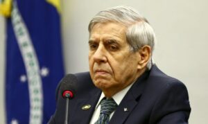 General Augusto Heleno minimiza delação de Mauro Cid