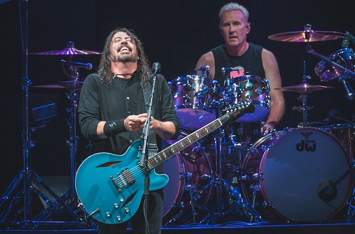 Dave Grohl sorrindo em show do Foo Fighters em Curitiba