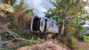 Mulher capota carro e cai em ribanceira enquanto ia para hospital em MG | Vales de Minas Gerais