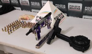 Submetralhadora e pistola israelense são apreendidas durante operação da PM; quatro foram detidos | Vales de Minas Gerais