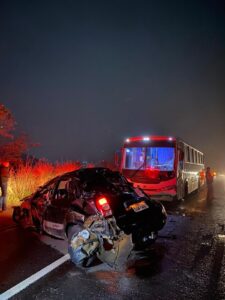 Batida entre carro, ônibus e caminhão na BR-381 deixa três feridos | Vales de Minas Gerais