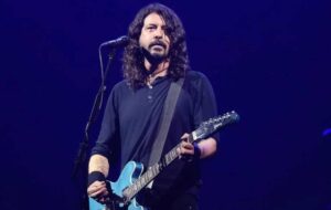 Dave Grohl tocando guitarra em show do Foo Fighters