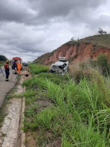 Casal morre após batida frontal entre carro e carreta na BR-381 em Periquito