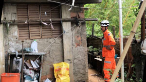 Defesa Civil e Corpo de Bombeiros vistoriam residências na área sobre o gabião na avenida Acesita