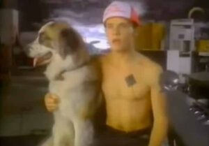 Flea apresentando programa da MTV ao lado de cachorro