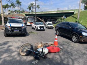 Enfermeiras se envolvem em batida entre carro e moto e ajudam a socorrer os feridos, em Ipatinga