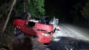 Motorista capota caminhão de brita e morre na MG-217, em Malacacheta