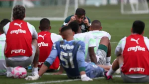 O técnico Abel Ferreira, da SE Palmeiras, conversa como elenco durante treinamento, na Academia de Futebol. (Foto: Cesar Greco/Palmeiras/by Canon)