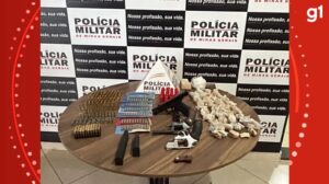 Polícia encontra drogas, armas, munições enterradas em matagal e homem é preso por tráfico na zona rural de Inhapim