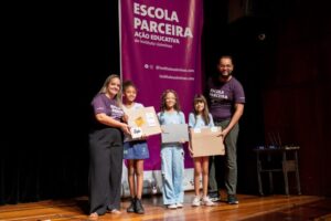 Instituto Usiminas premia alunos de escola de Ipatinga com notebooks  