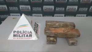 Quatro barras de maconha são encontradas pela PM em pasto de gado, em Governador Valadares