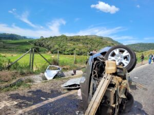 VÍDEO: três pessoas morrem após carros baterem de frente na BR-262