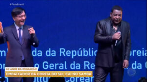 Embaixador da Coreia do Sul no Brasil se joga no samba ao lado de Luiz Carlos, do Raça Negra
