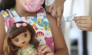 Vacinação protege crianças de sequelas da covid-19