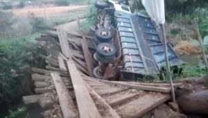 Caminhão tomba e destrói ponte de madeira em Caratinga | Vales de Minas Gerais