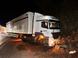 Acidente entre caminhão e caminhonete deixa um idoso morto em Padre Paraíso