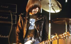 Johnny Ramone tocando com os Ramones em 1978