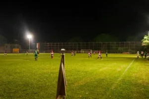 Campeonato Ipatinguense à noite: iluminação em LED transforma os campos de futebol amador