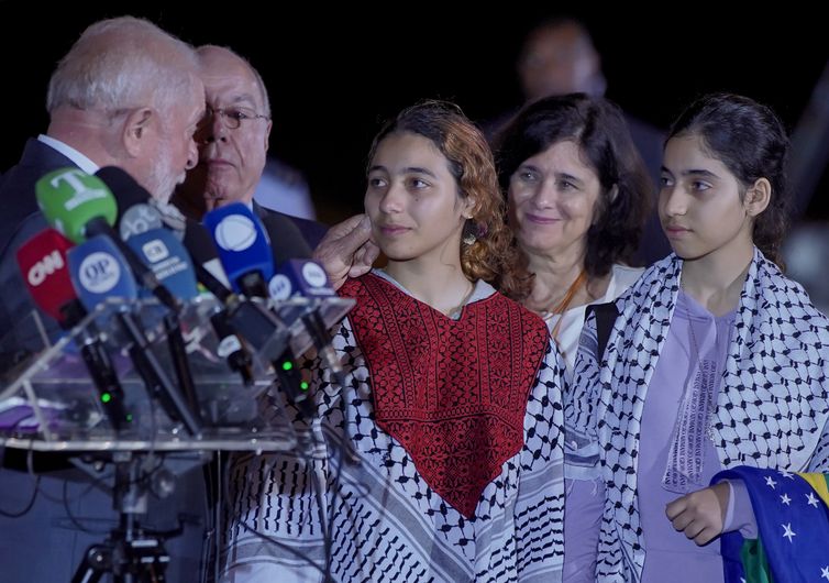 Brasília-DF, 14.11.2023, O presidente Lula, fala a imprensa, após receber os  32 brasileiros resgatados da Faixa de Gaza que saiu do Cairo (Egito) para o Brasil. A aeronave fez escalas técnicas em Roma (Itália), Las Palmas (Espanha), e no Recife. São 17 crianças, nove mulheres e seis homens que aguardaram mais de 30 dias a permissão das autoridades de Israel, Gaza e Egito para retornar ao Brasil. .  Foto: Rafa Neddermeyer/Agência Brasil