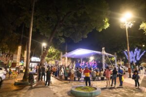 Decoração da praça 1º de Maio dá início ao Natal de Luzes em Ipatinga